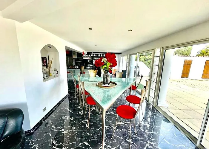 La Maison Du Bonheur, Piscine, Jacuzzi, Billard Willa *