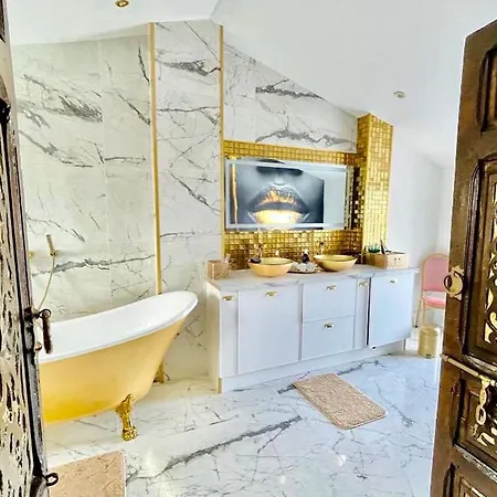 La Maison Du Bonheur, Piscine, Jacuzzi, Billard *