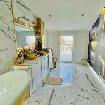 La Maison Du Bonheur, Piscine, Jacuzzi, Billard Villa *