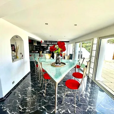 La Maison Du Bonheur, Piscine, Jacuzzi, Billard Villa *