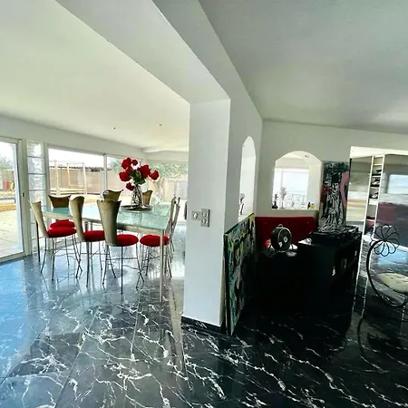 La Maison Du Bonheur, Piscine, Jacuzzi, Billard Villa *