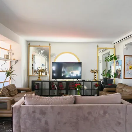 La Maison Du Bonheur, Piscine, Jacuzzi, Billard *