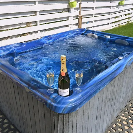 La Maison Du Bonheur, Piscine, Jacuzzi, Billard *